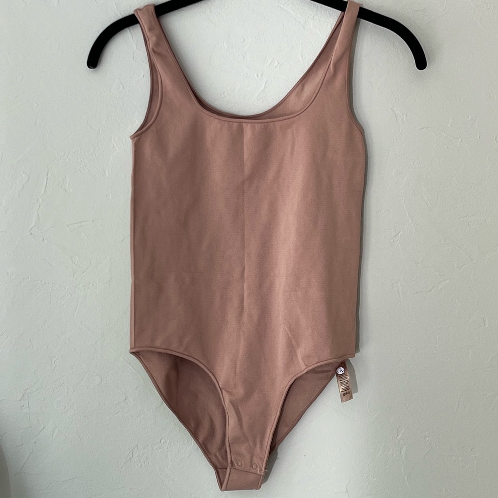 🤎NEW SKIMS ESSENTIAL SCOOP NECK BODYSUIT IN SIENNA XXS/XS